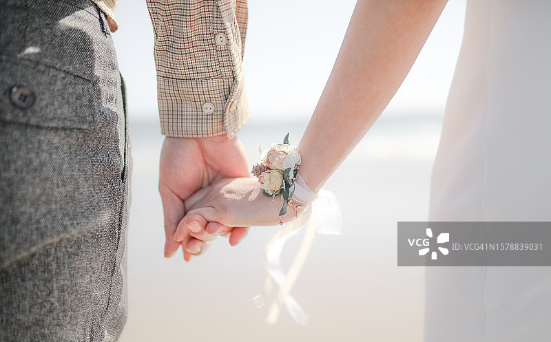 情侣手牵着手图片素材