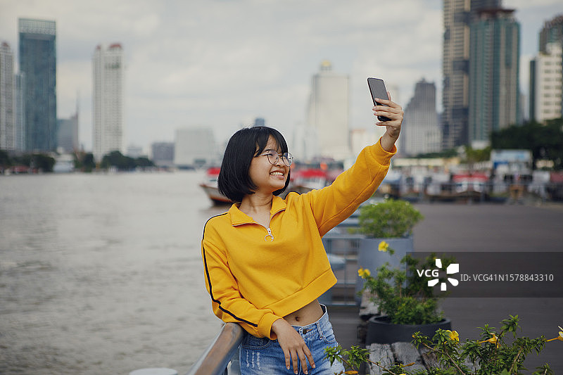 在曼谷街头自拍的亚洲青少年，泰国图片素材