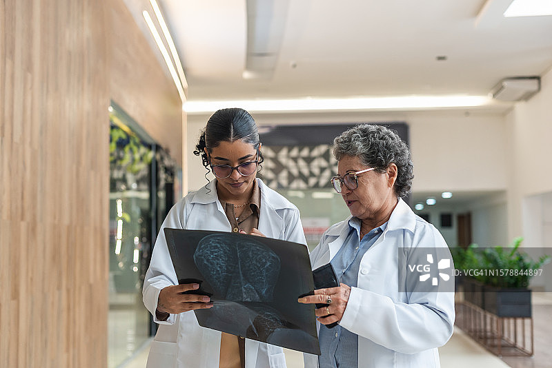在走廊里交谈的两名女医生图片素材