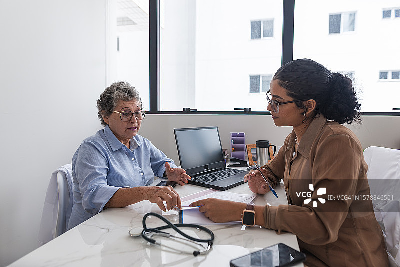 两位女医生在办公室交谈图片素材