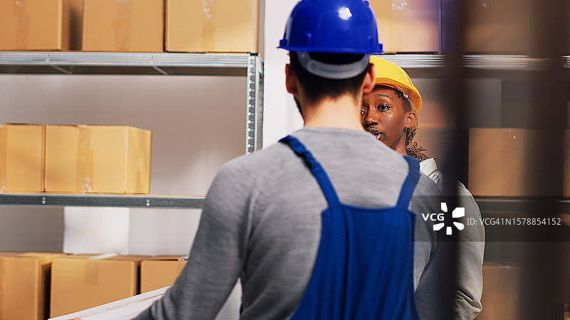 在仓库工作的工人图片素材