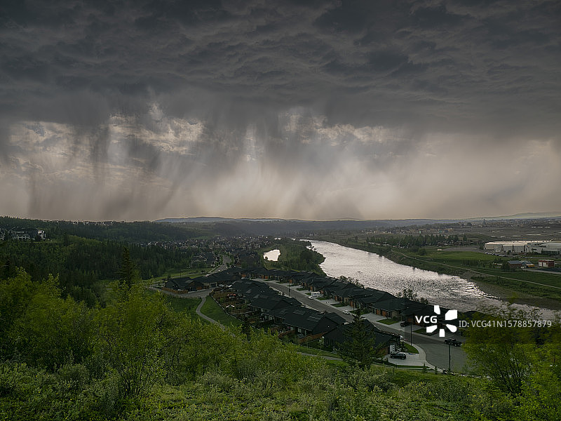 河流和森林上空的乌云图片素材