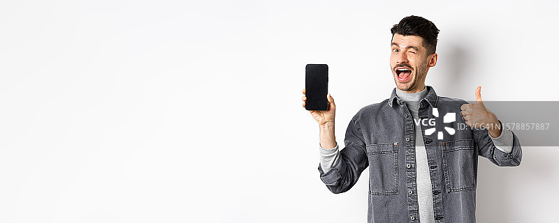 推荐手机App的英俊男士图片素材