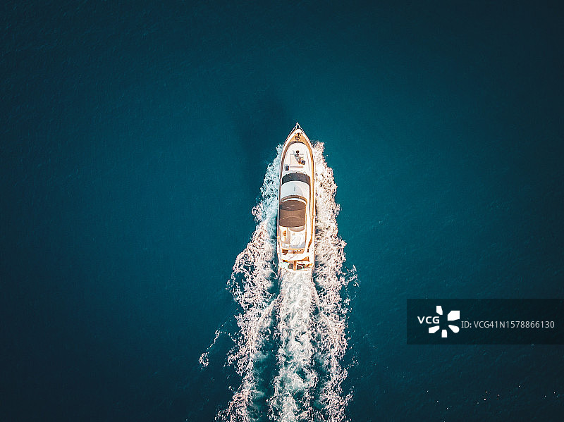 海上游艇的航拍视角图片素材