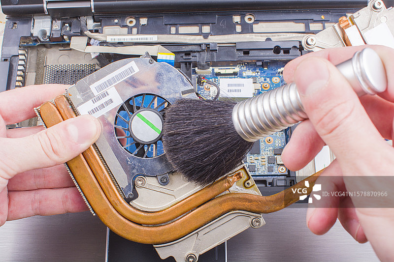 维修笔记本电脑的电脑散热系统特写，乌克兰图片素材