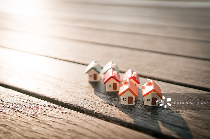 木桌上的模型房特写，房地产概念图片素材