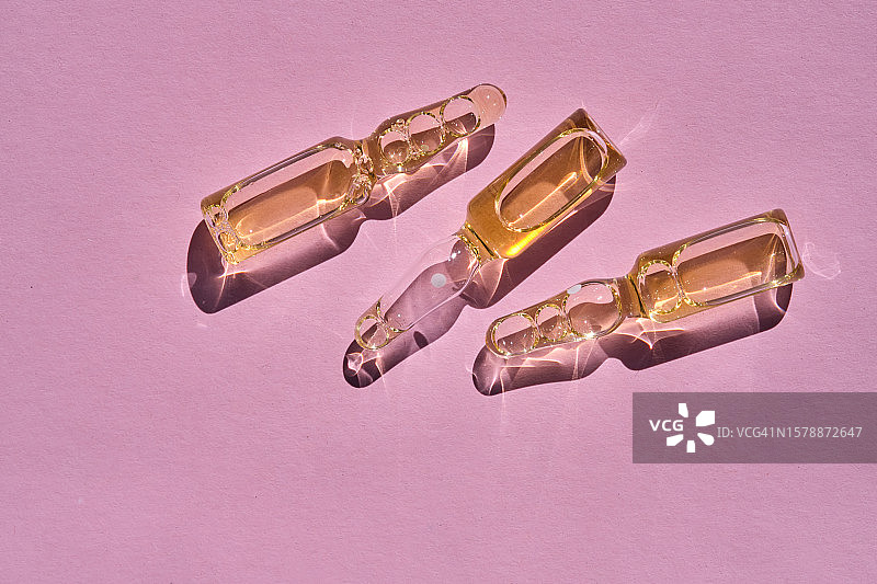 粉色背景上的安瓿瓶图片素材