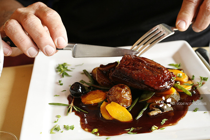 在法式小酒馆吃鸭肉图片素材