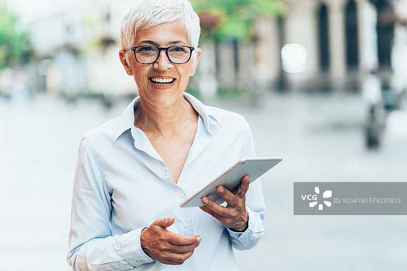 拿着平板电脑的年长女人图片素材