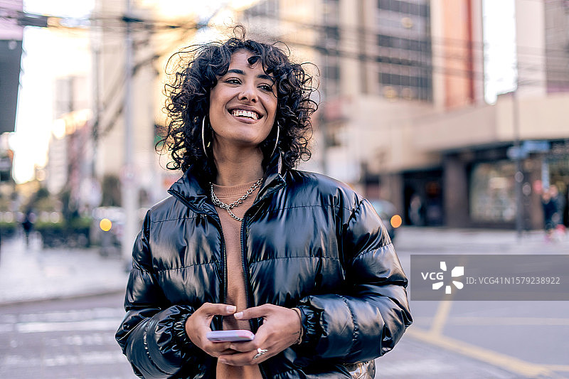 城市中的拉丁裔女人肖像图片素材