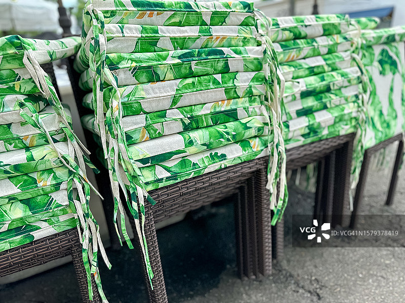 餐厅户外座椅的坐垫堆图片素材