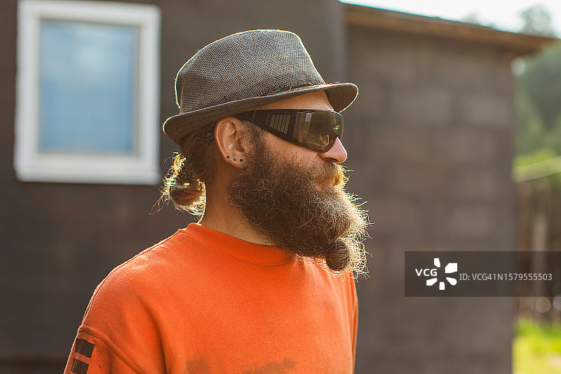 戴着太阳镜的络腮胡男人图片素材