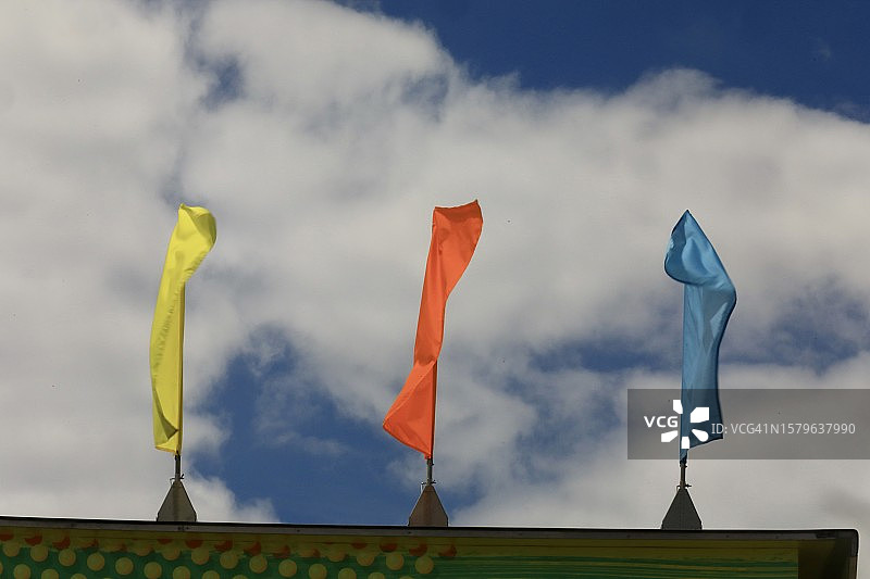 在有风的夏日天空中的彩色横幅图片素材