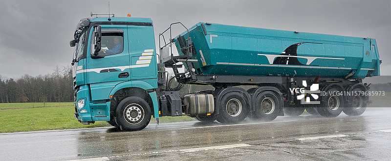 自卸车或翻斗车图片素材