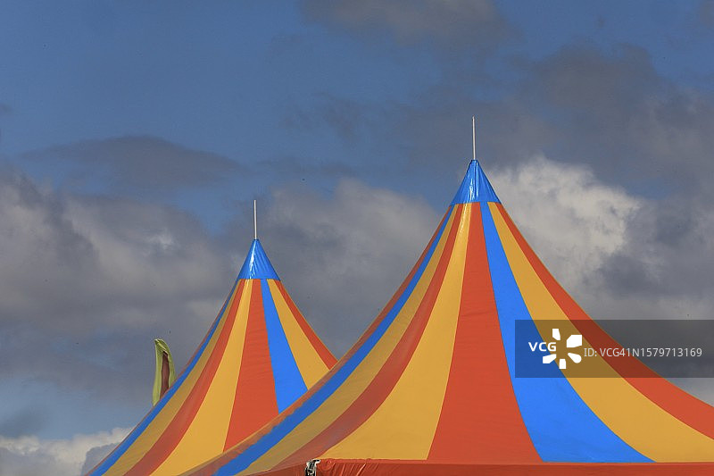 带有彩色帐篷的狂欢节场景图片素材