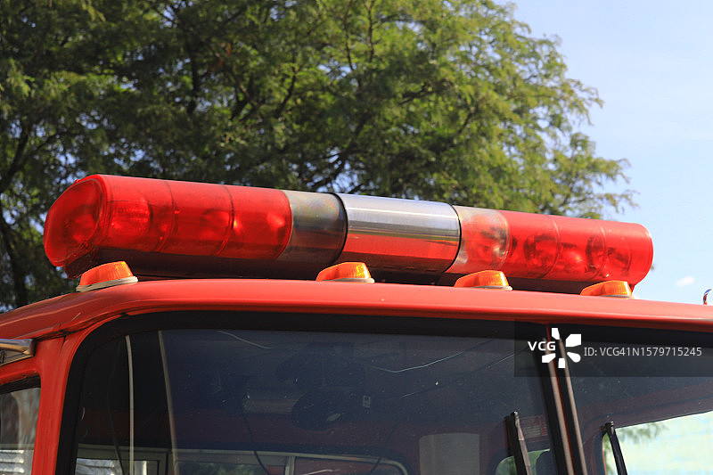 消防车上的高架警报器和闪烁的红灯图片素材