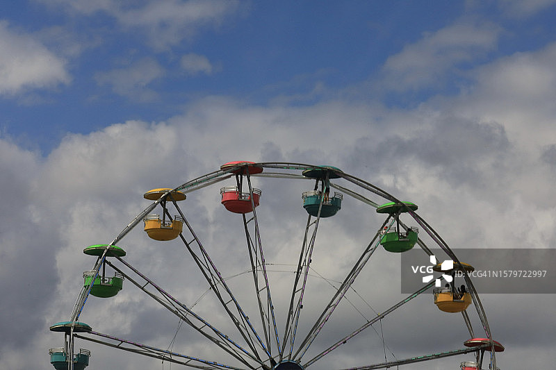 直入云霄的摩天轮游乐设施图片素材