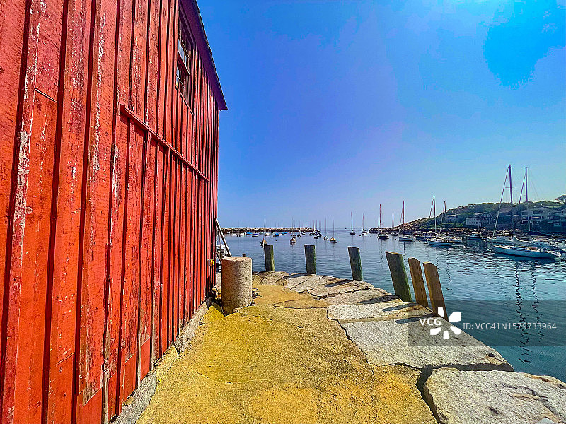 岩港熊皮颈花岗岩码头上渔棚的彩绘木墙板图片素材