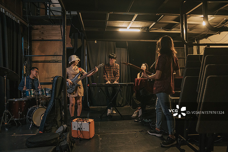 年轻的亚洲多种族乐队在后台彩排图片素材