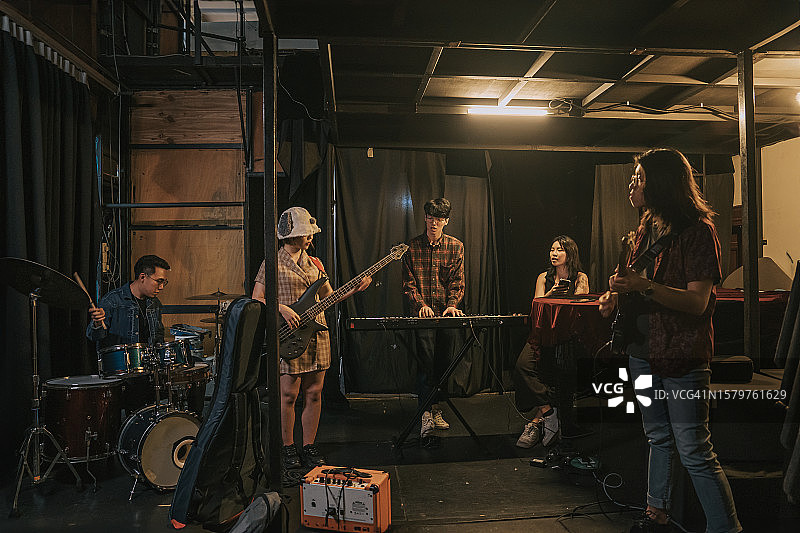 年轻的亚洲多种族乐队在后台彩排图片素材