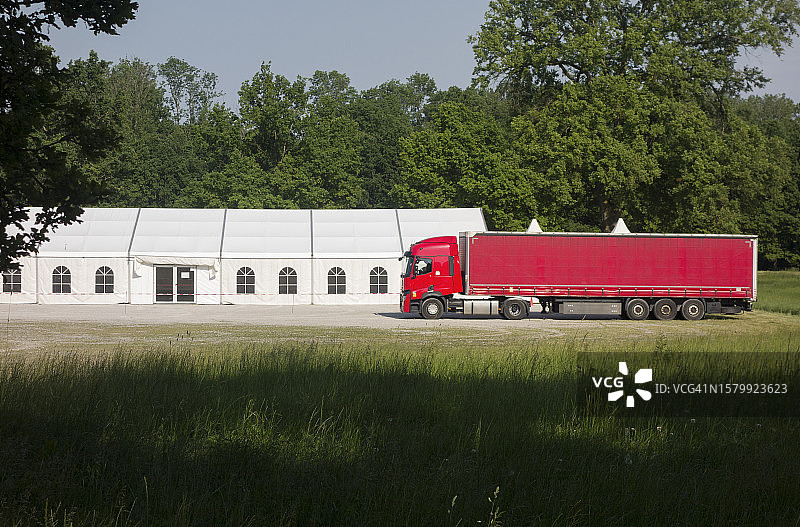 运送货物的铰接式货运卡车图片素材