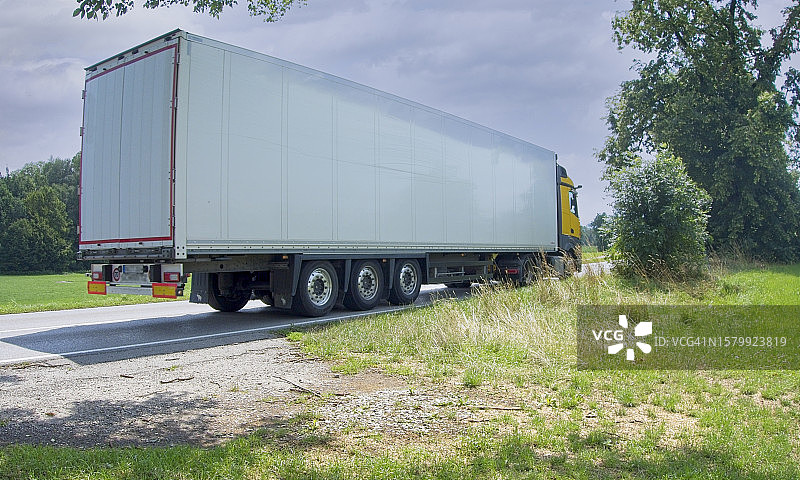 运送货物的铰接式货运卡车图片素材