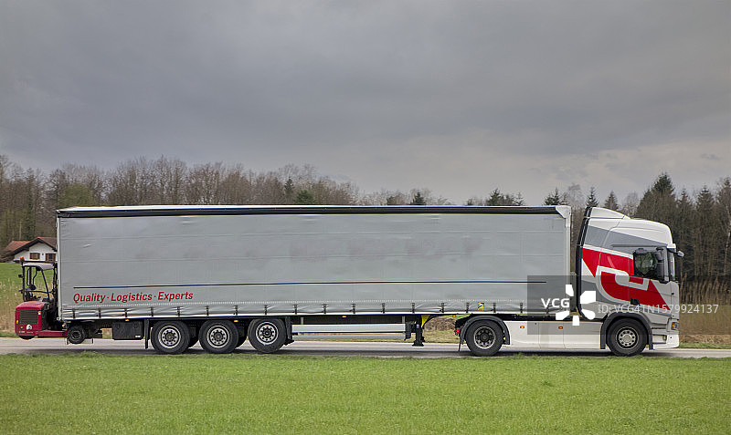 运送货物的铰接式货运卡车图片素材