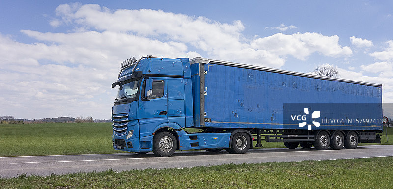 运送货物的铰接式货运卡车图片素材