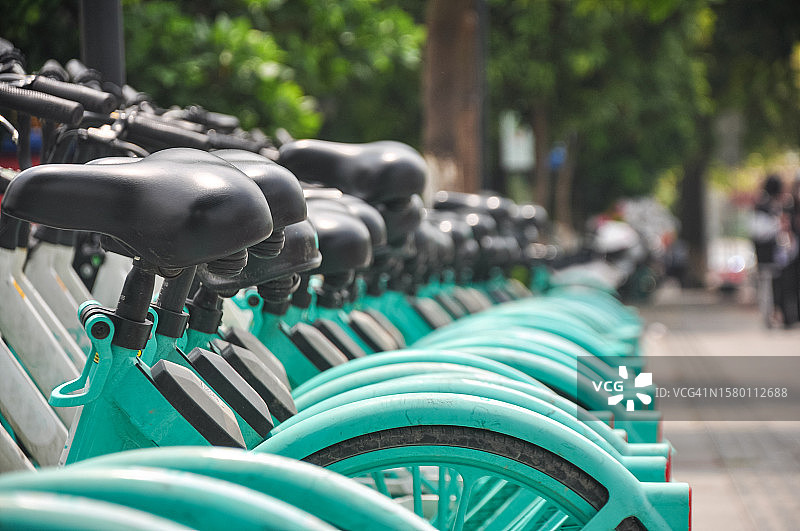 广州人行道上的共享单车图片素材