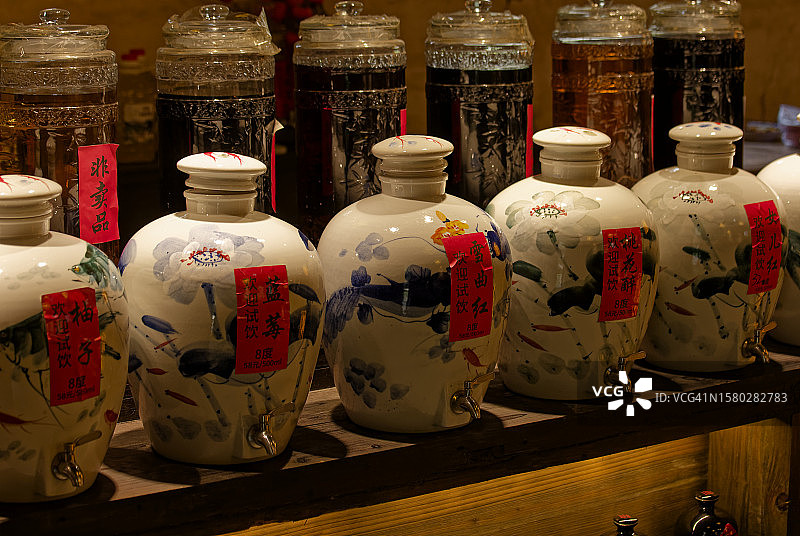 装有不同口味混合酒精的罐子图片素材