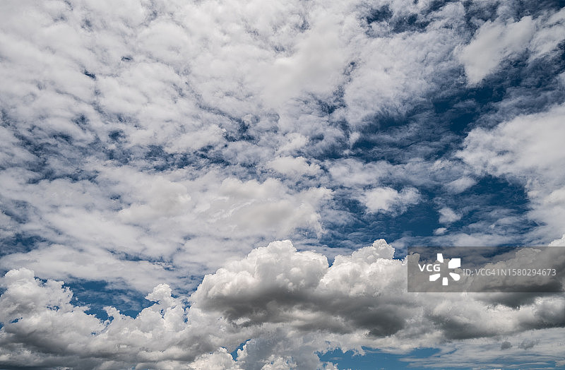 蓝色天空上出现的白色积云图片素材