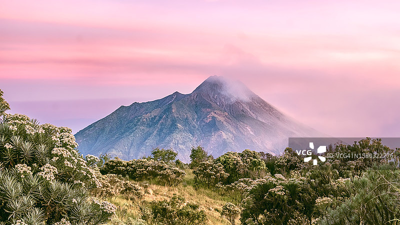 从默巴布火山观看默拉皮火山日出图片素材