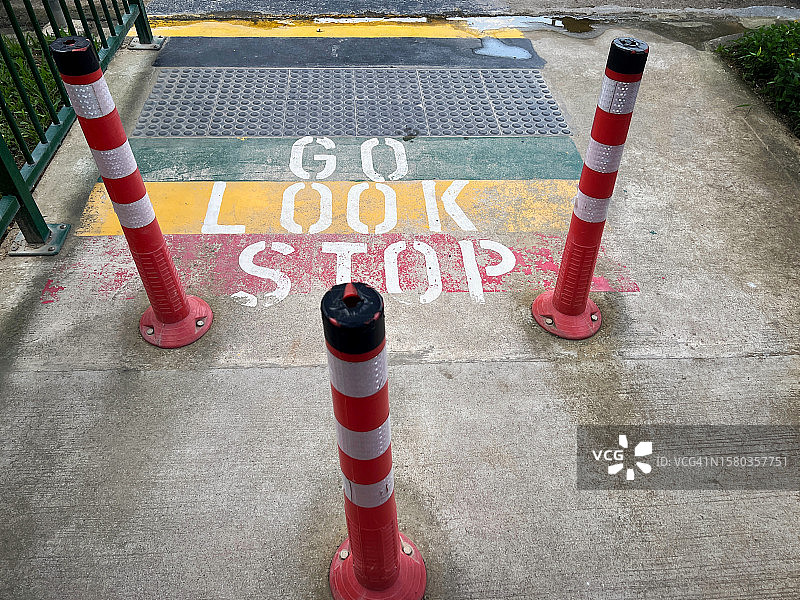 竖版：人行横道旁的PU交通指示器和减速带图片素材