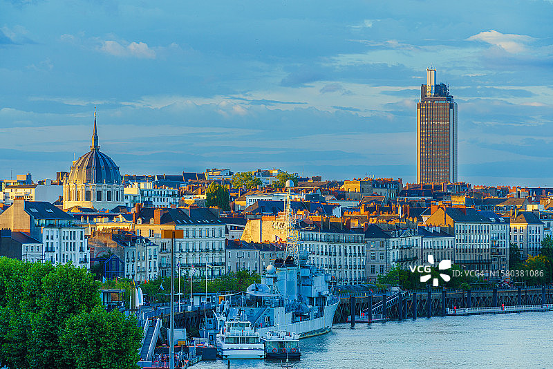 日落时分的南特市全景图片素材