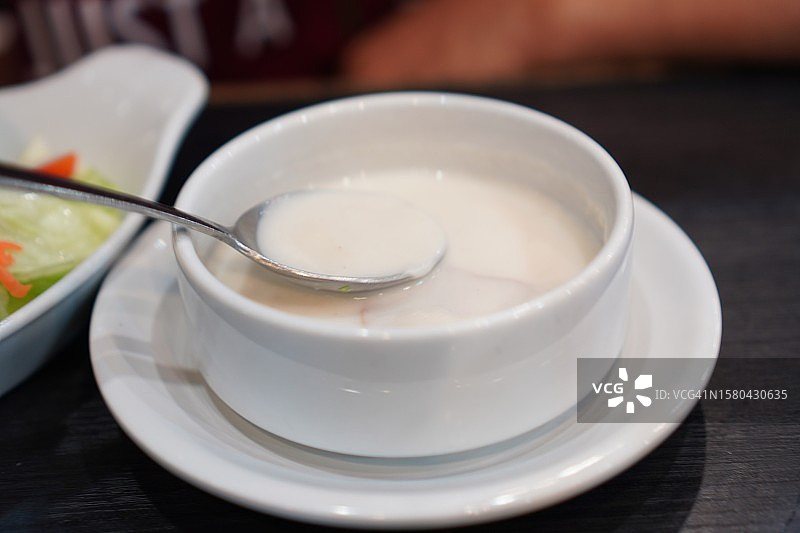 白色杯子里的蘑菇汤图片素材