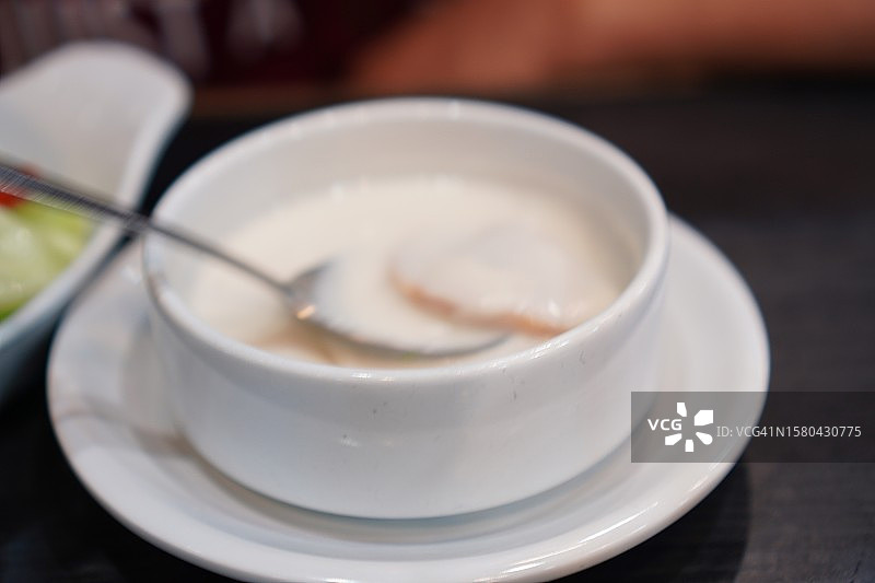 白色杯子里的蘑菇汤图片素材