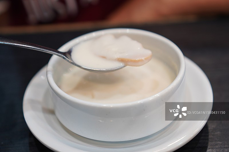 白色杯子里的蘑菇汤图片素材