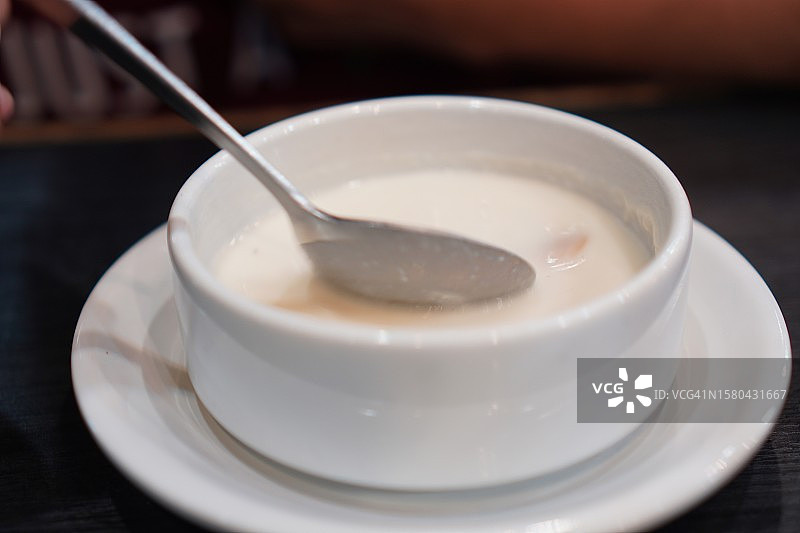 白色杯子里的蘑菇汤图片素材