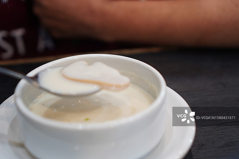 白色杯子里的蘑菇汤图片素材