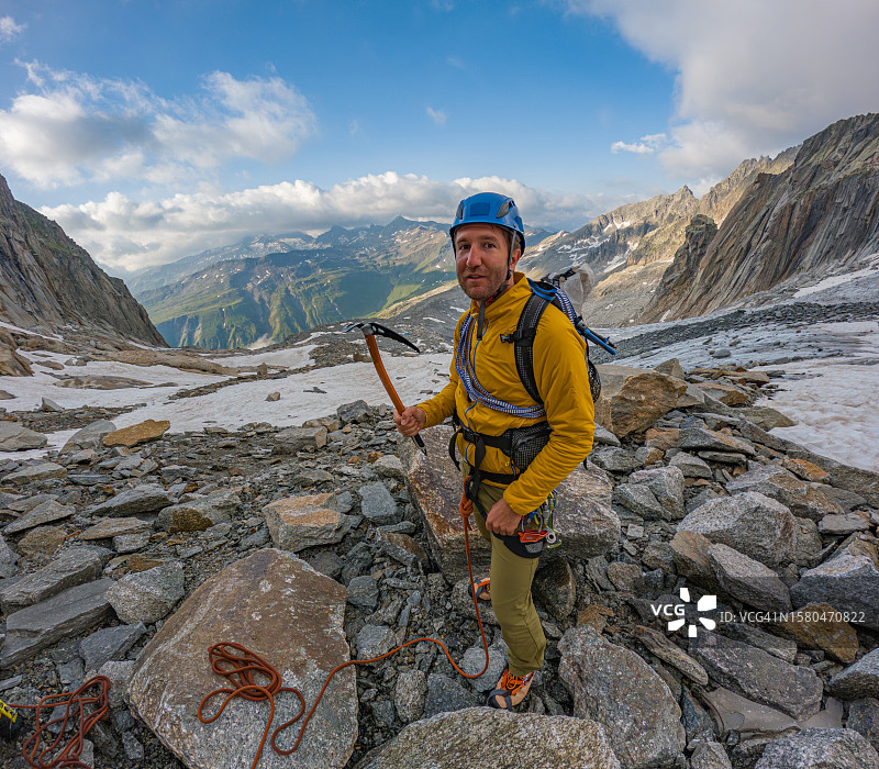 准备攀登冰川的男子登山运动员图片素材