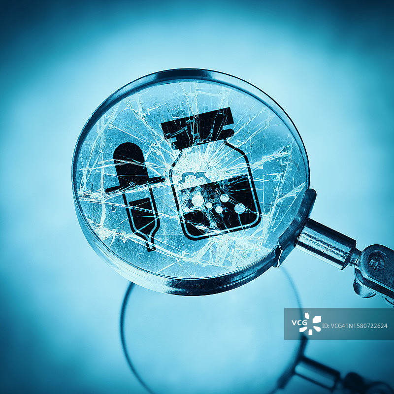 破碎的放大镜和药品图片素材