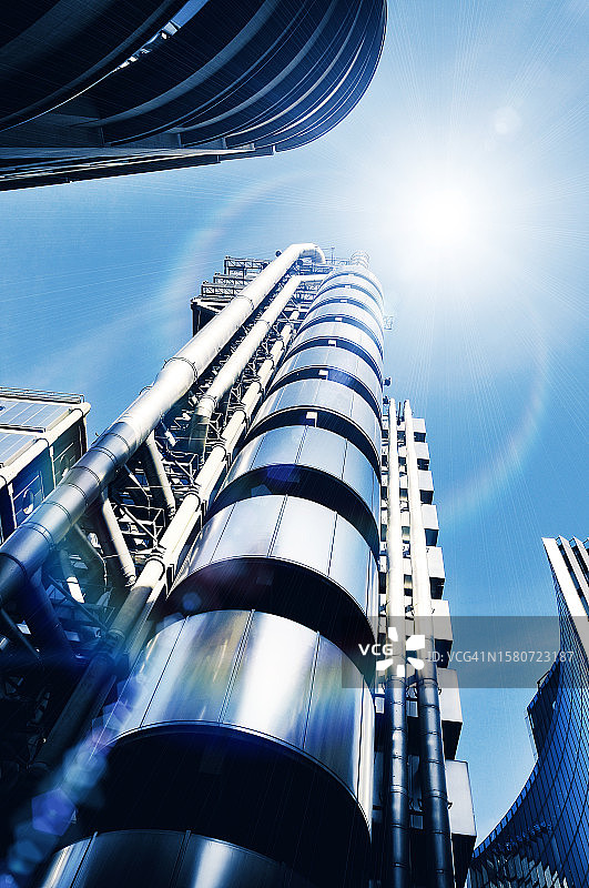 阳光下的现代建筑图片素材