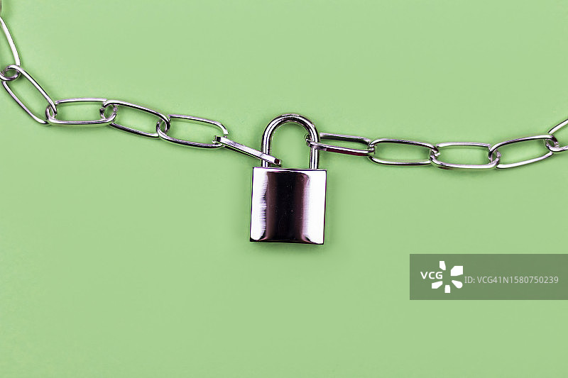 网络安全概念：锁链与绿色背景图片素材