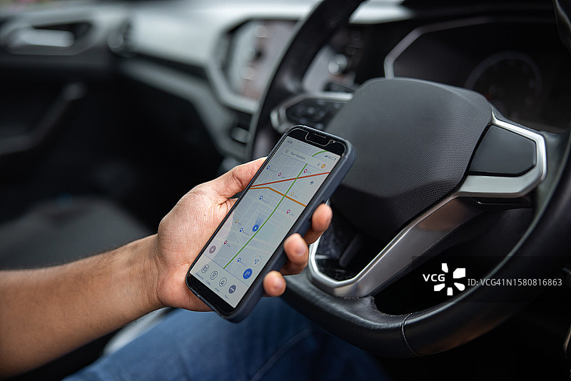 英国男人在开车时使用GPS应用程序图片素材