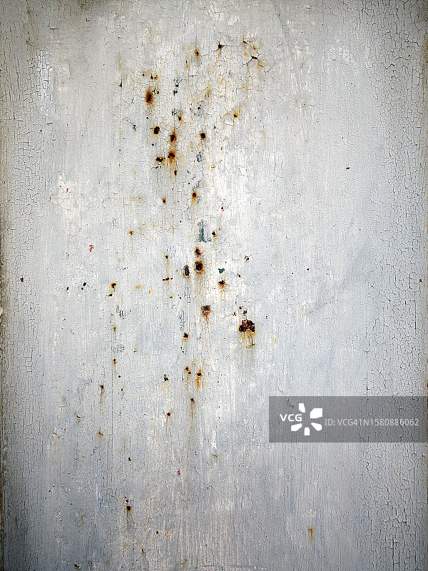 法国巴黎生锈金属板上的斑驳白色裂纹油漆图片素材