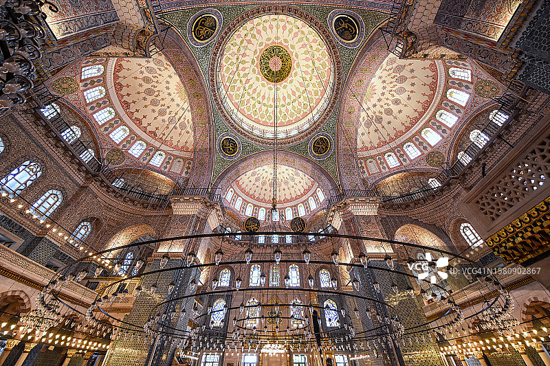 土耳其伊斯坦布尔耶尼清真寺的宏伟穹顶、吊灯和天花板图片素材