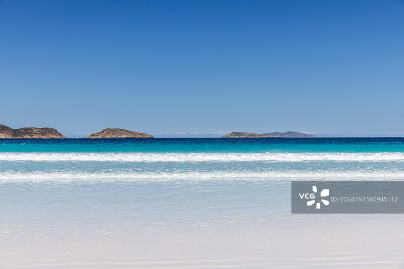 澳大利亚西澳大利亚埃斯佩兰斯幸运湾的岩石岛屿图片素材