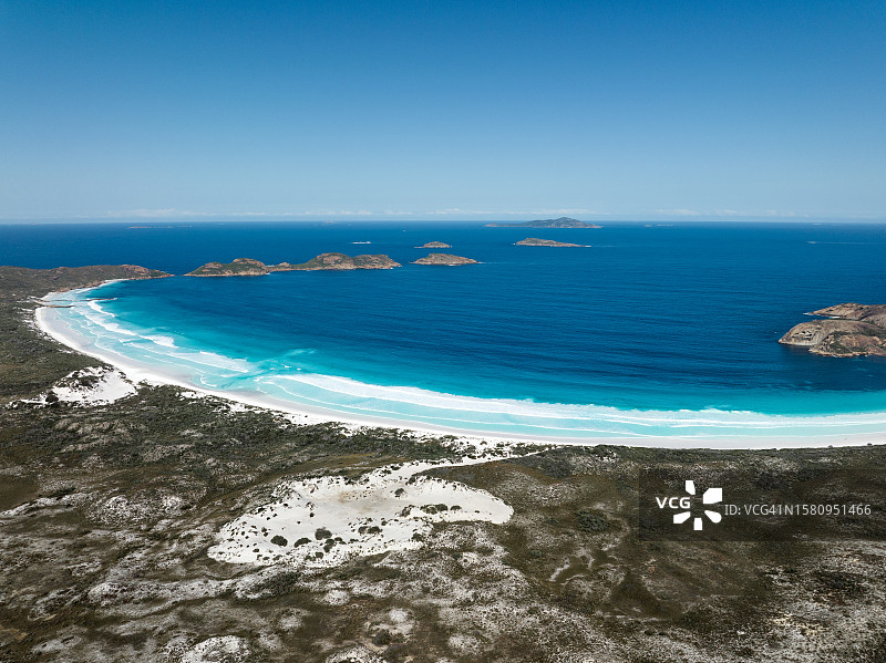 阳光明媚的日子里，勒格朗角国家公园幸运湾的航拍图像图片素材