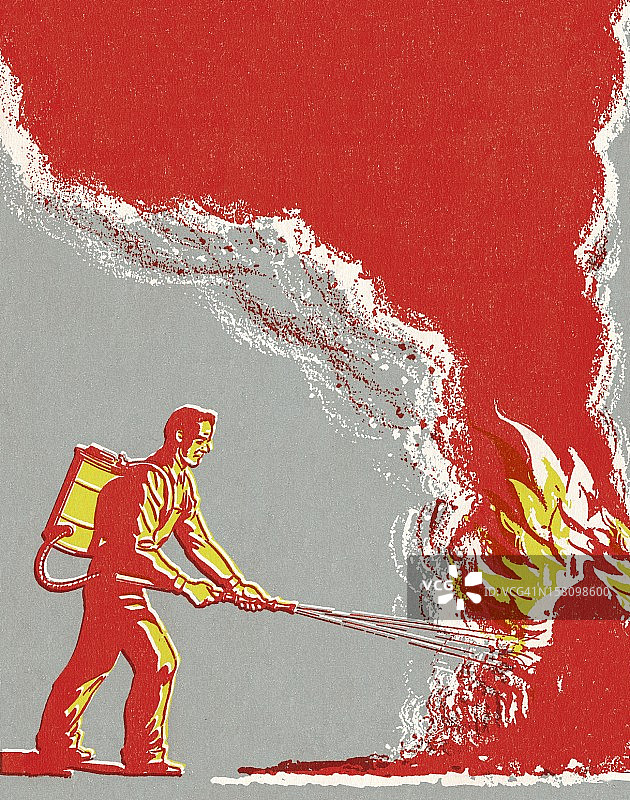 男人正在救火图片素材