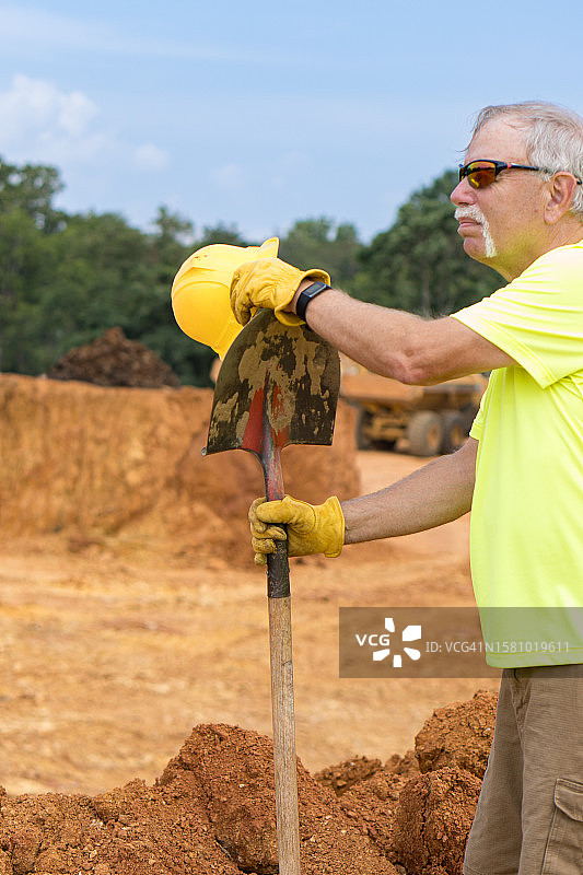 在道路施工现场用铲子的工人图片素材